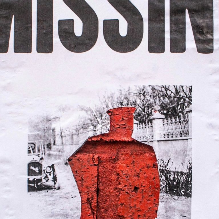 recherche personne Affiche « MISSING » avec une silhouette rouge sur fond noir et blanc.